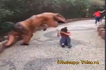 Динозавр пугает прохожих