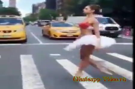Балерина на пешеходе