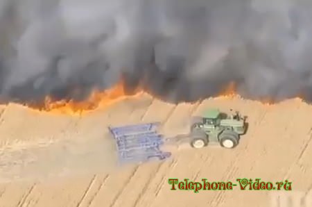 Фермер спасает урожай от огня