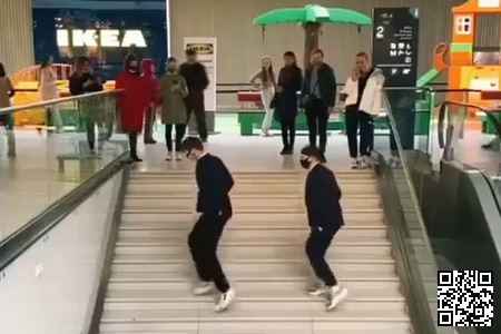Танцы в торговом центре