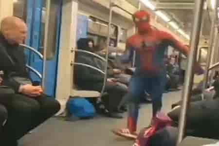 Человек-паук в метро