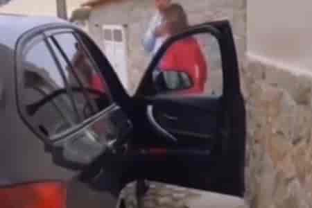 Близко к стене припарковался