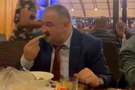Любитель остренького